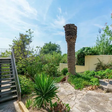 Quaint In With Sea Nearby *